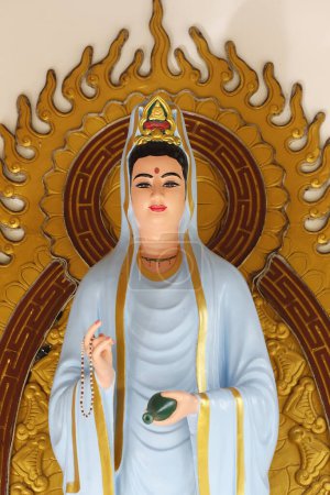 Téléchargez les photos : Long temple bouddhiste duc. Avalokitesvara (Quan Am), le bodhisattva de la compassion ou déesse de la miséricorde. Tan Chau. Viêt Nam. - en image libre de droit