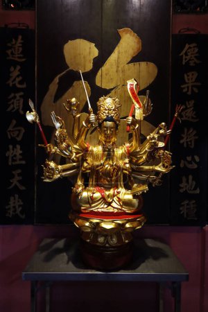 Foto de Emperador Jade Pagoda (Chua Ngoc Hoang o Phuoc Hai Tu). Templo taoísta. Mil brazos Avalokitesvara, el Bodhisattva de la compasión o diosa de la Misericordia. Ciudad Ho Chi Monh. Vietnam. - Imagen libre de derechos