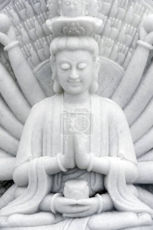 Foto de Mil brazos Avalokitesvara, el Bodhisattva de la compasión o diosa de la Misericordia. Danang. Vietnam. - Imagen libre de derechos