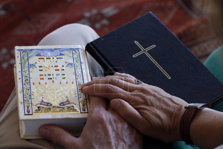 Téléchargez les photos : Homme juif et femme chrétienne lisant une Torah et une Sainte Bible. Couples avec différentes religions. Concept de couple mixte. - en image libre de droit