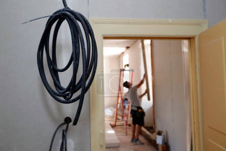 Téléchargez les photos : Intérieur d'une maison en rénovation. Câbles électriques. - en image libre de droit