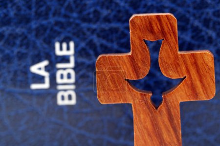 Foto de TOB Biblia con la cruz cristiana y paloma espíritu santo. Fe y religión. - Imagen libre de derechos
