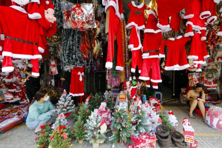 Téléchargez les photos : Décorations de Noël dont le Père Noël et l'arbre de Noël. Ho Chi Minh Ville. Viêt Nam. - en image libre de droit