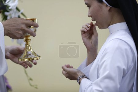 Téléchargez les photos : Messe dominicale. Église catholique romaine. La communion du houx. Ho Chi Minh Ville. Viêt Nam. - en image libre de droit