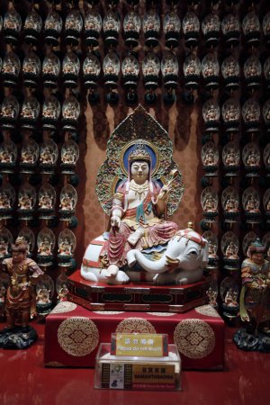 Téléchargez les photos : Temple de la relique dentaire de Bouddha. Samantabhadra est un grand bodhisattva dans le bouddhisme associé à la pratique et à la méditation. Singapour. - en image libre de droit