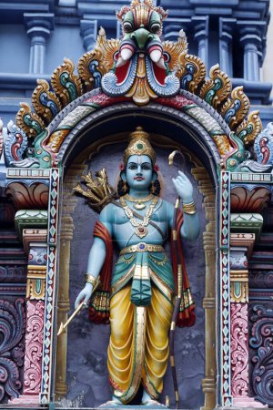 Téléchargez les photos : Temple hindou Sri Krishnan. Rama hindou Dieu avec des flèches. Il est considéré comme l'Être Suprême. Singapour. - en image libre de droit