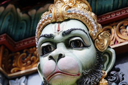 Téléchargez les photos : Temple hindou Sri Krishnan. Hanuman ou Anjaneya, le dieu singe hindou. Singapour. - en image libre de droit