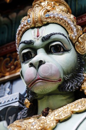 Téléchargez les photos : Temple hindou Sri Krishnan. Hanuman ou Anjaneya, le dieu singe hindou. Singapour. - en image libre de droit
