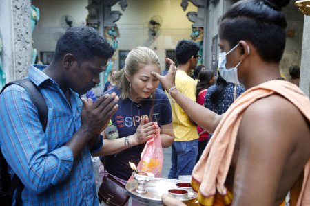 Téléchargez les photos : Temple hindou Sri Veeramakaliamman. Prêtre hindou (brahmane) effectuant cérémonie puja et rituels. Tilak. Singapour. - en image libre de droit