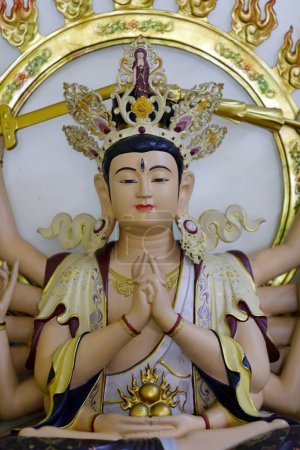 Téléchargez les photos : Temple bouddhiste Thien Quang Co Tu. Mille-armés Avalokitesvara, le Bodhisattva de la compassion. Tan Chau. Viêt Nam. - en image libre de droit