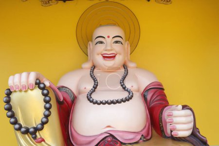 Téléchargez les photos : Temple bouddhiste Phu Son Tu. Bouddha souriant ou grande statue heureuse de Bouddha Maitreya. Tan Chau. Viêt Nam. - en image libre de droit