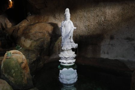 Téléchargez les photos : Bodhisattva Avalokitehvara. Statue de Guanyin (Quan Am). La Déesse de la Miséricorde et de la compassion. Temple bouddhiste Phat Quang. Chau Doc. Viêt Nam. - en image libre de droit