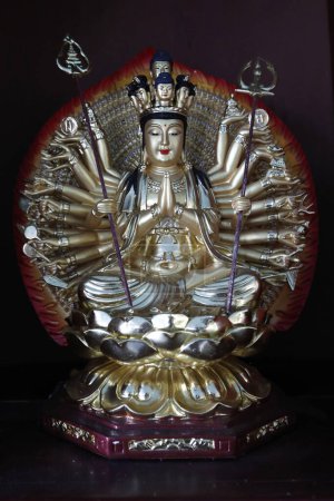Foto de Templo budista Phat Quang. Mil brazos Avalokitesvara, el Bodhisattva de la Compasión. Chau Doc. Vietnam. - Imagen libre de derechos
