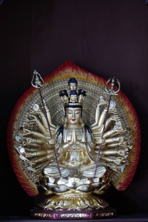 Foto de Templo budista Phat Quang. Mil brazos Avalokitesvara, el Bodhisattva de la Compasión. Chau Doc. Vietnam. - Imagen libre de derechos