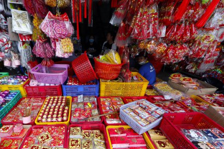 Téléchargez les photos : Décorations pour le nouvel an vietnamien et chinois dans une boutique à Cholon, le quartier des chines. Ho Chi Minh Ville. Viêt Nam. - en image libre de droit