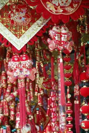 Téléchargez les photos : Décorations pour le nouvel an vietnamien et chinois dans une boutique à Cholon, le quartier des chines. Ho Chi Minh Ville. Viêt Nam. - en image libre de droit