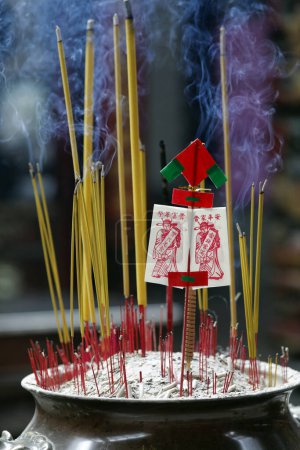 Téléchargez les photos : Le temple Thien Hau le temple taoïste le plus célèbre du Cholon. Les bâtons d'encens sur le pot de bâton de joss brûlent et fument pour rendre hommage au Bouddha. Ho Chi Minh Ville. Viêt Nam. - en image libre de droit