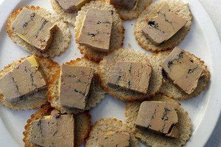 Téléchargez les photos : Gâteaux traditionnels à l'apéritif français avec une tranche de foie gras
. - en image libre de droit