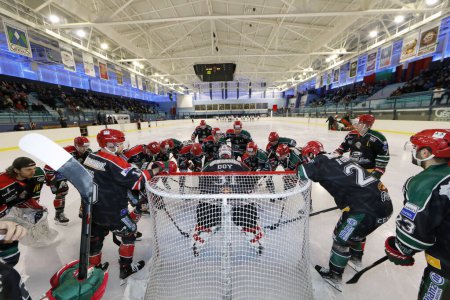 Téléchargez les photos : Joueurs sur glace avant le match de hockey sur glace. Équipe HC Mont-Blanc. Saint Gervais. France. - en image libre de droit