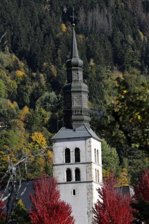 Téléchargez les photos : Alpes françaises en automne. Eglise baroque. Saint-Gervais. France. - en image libre de droit