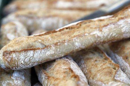 Téléchargez les photos : Pain fraîchement cuit dans une boulangerie française traditionnelle. France. - en image libre de droit