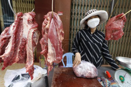 Téléchargez les photos : Boucherie vietnamienne vendant de la viande au marché. Ho Chi Minh Ville. Viêt Nam. - en image libre de droit