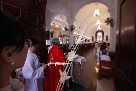 Téléchargez les photos : L'église catholique Thi Nghe. La semaine sainte. Dimanche des Rameaux dans une paroisse catholique. Ho Chi Minh-ville. Viêt Nam. - en image libre de droit