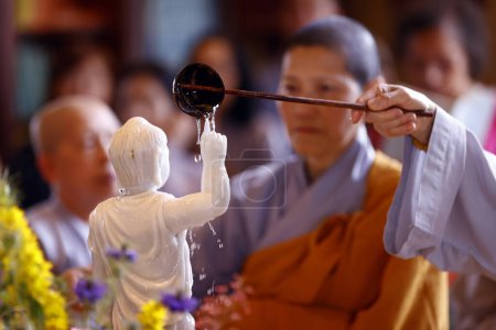 Foto de Tu Un templo budista. Celebración de Vesak. Cumpleaños del Buda Shakyamuni. Buda bañando al bebé para purificar el corazón. - Imagen libre de derechos