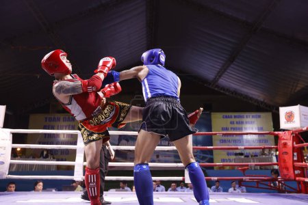 Téléchargez les photos : Muay Thai, boxe thaïlandaise, deux hommes combattant sur le ring de boxe. Ho Chi Minh-ville. Viêt Nam. - en image libre de droit