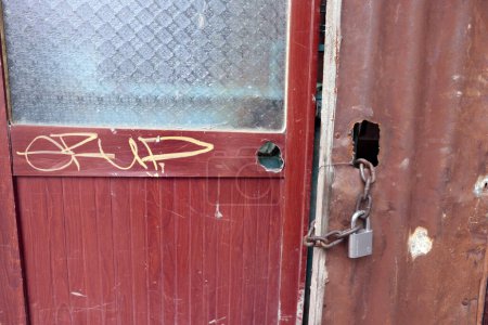 Téléchargez les photos : Ancien casier de poignée de porte en métal de fer sur une porte en bois. Le bidonville. Ho Chi Minh-ville. Viêt Nam. - en image libre de droit