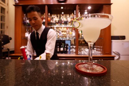 Téléchargez les photos : Hôtel Du Park. Le bar. Barman fait un cocktail. Dalat. Viêt Nam. - en image libre de droit