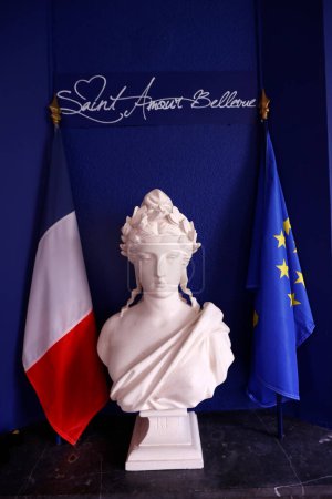 Statue von Marianne mit französischer Flagge im Rathaus. Marianne ist die nationale Personifizierung der Französischen Republik. Saint Amour. Frankreich.