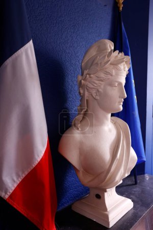 Statue von Marianne mit französischer Flagge im Rathaus. Marianne ist die nationale Personifizierung der Französischen Republik. Saint Amour. Frankreich.