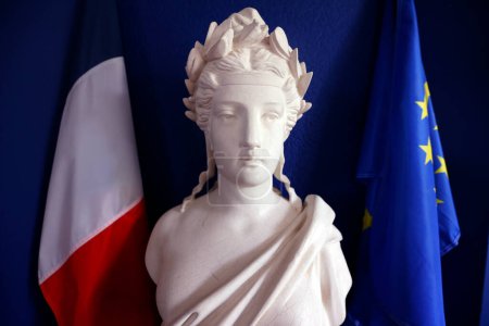Statue de Marianne avec drapeau français à la mairie. Marianne est la personnification nationale de la République française. Saint Amour. France.