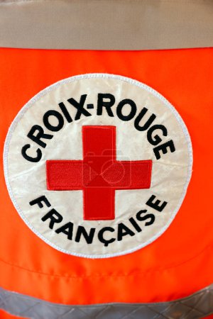Téléchargez les photos : Vue arrière d'un travailleur bénévole de la Croix-Rouge française. France. - en image libre de droit