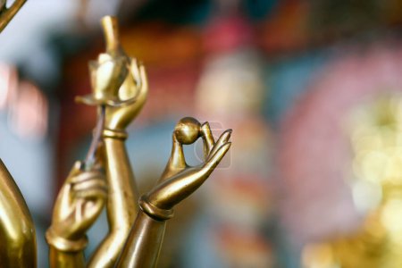 Téléchargez les photos : Pagode Lam Te. Guanyin. Avalokiteshvara Bodhisvattva d'une statue aux mille armes. Ferme les mains. Ho Chi Minh-ville. Viêt Nam. - en image libre de droit