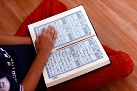Escuela islámica. Niño estudiando el Sagrado Corán. Vietnam. 