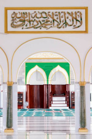 Mosquée Jamiul Azhar. Salle de prière avec minbar et mihrab. Viêt Nam. 