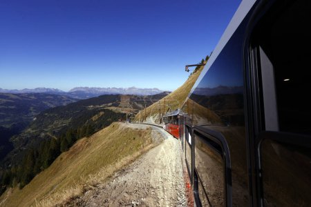 Téléchargez les photos : Alpes françaises. Le Mont Blanc Tramway (TMB) est la plus haute ligne de chemin de fer de montagne de France. Terminus à 2372 m. Saint Gervais. France. - en image libre de droit