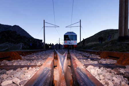 Téléchargez les photos : Alpes françaises. Le Mont Blanc Tramway (TMB) est la plus haute ligne de chemin de fer de montagne de France. Terminus à 2372 m. Saint Gervais. France. - en image libre de droit