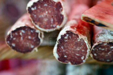 Téléchargez les photos : Saucisses à vendre à un marché de montagne dans les Alpes françaises. - en image libre de droit