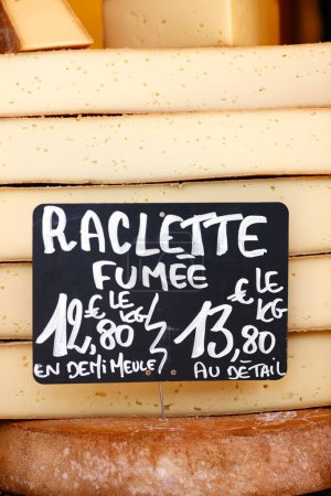 Traditioneller französischer Käse. Das berühmte Raclette, Bergkäse zum Verkauf auf dem Markt. Frankreich. 