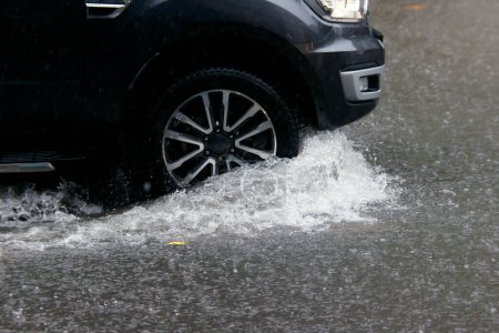 Temporada Monzón. Lluvia fuerte y tala de agua en carretera.  