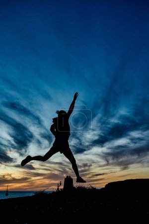 Foto de Sport woman doing workout routine with beach on background - Focus on female silhouette - Imagen libre de derechos