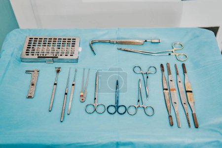 Foto de Vista superior de los instrumentos quirúrgicos estériles para el procedimiento quirúrgico dentro del quirófano en el hospital moderno - Enfoque en el equipo - Imagen libre de derechos
