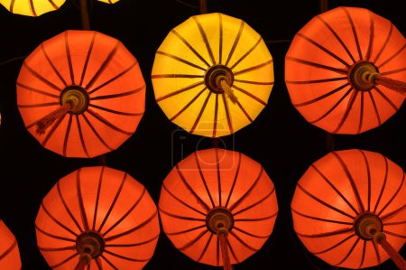 Téléchargez les photos : Angle bas des lanternes du ciel rouge et orange volant la nuit au Vietnam - en image libre de droit