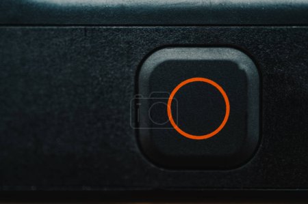 Foto de Primer plano del botón de liberación del obturador con indicador de forma redonda naranja en la cámara de fotos negro moderno - Imagen libre de derechos