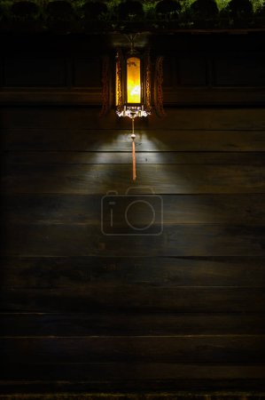Téléchargez les photos : Mur en bois foncé avec lanterne chinoise brillante à Hoi An dans la nuit - en image libre de droit