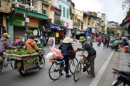 Foto de Individuos no identificados paseando por un mercado callejero en bicicletas - Imagen libre de derechos