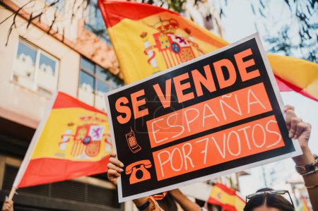 Foto de Cartel con el texto "España a la venta por 7 Votos" en protesta por la amnistía en España. - Imagen libre de derechos